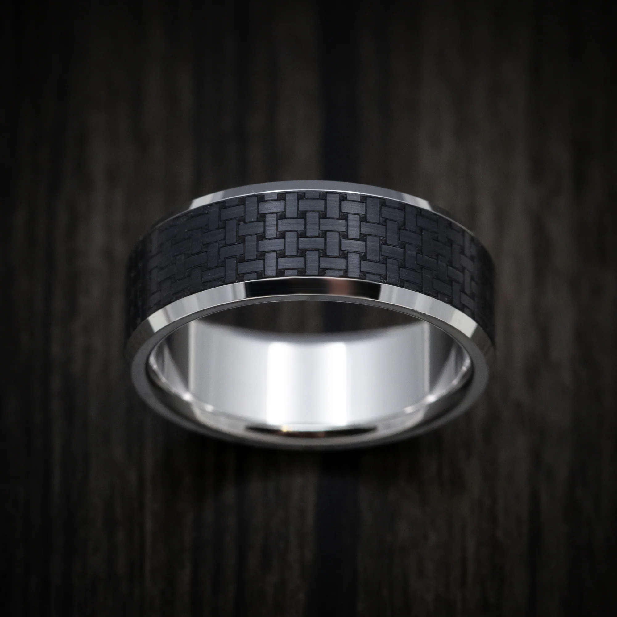 14K Gold and Carbon Fiber Men's Ring with Geometric Pattern - Image 2