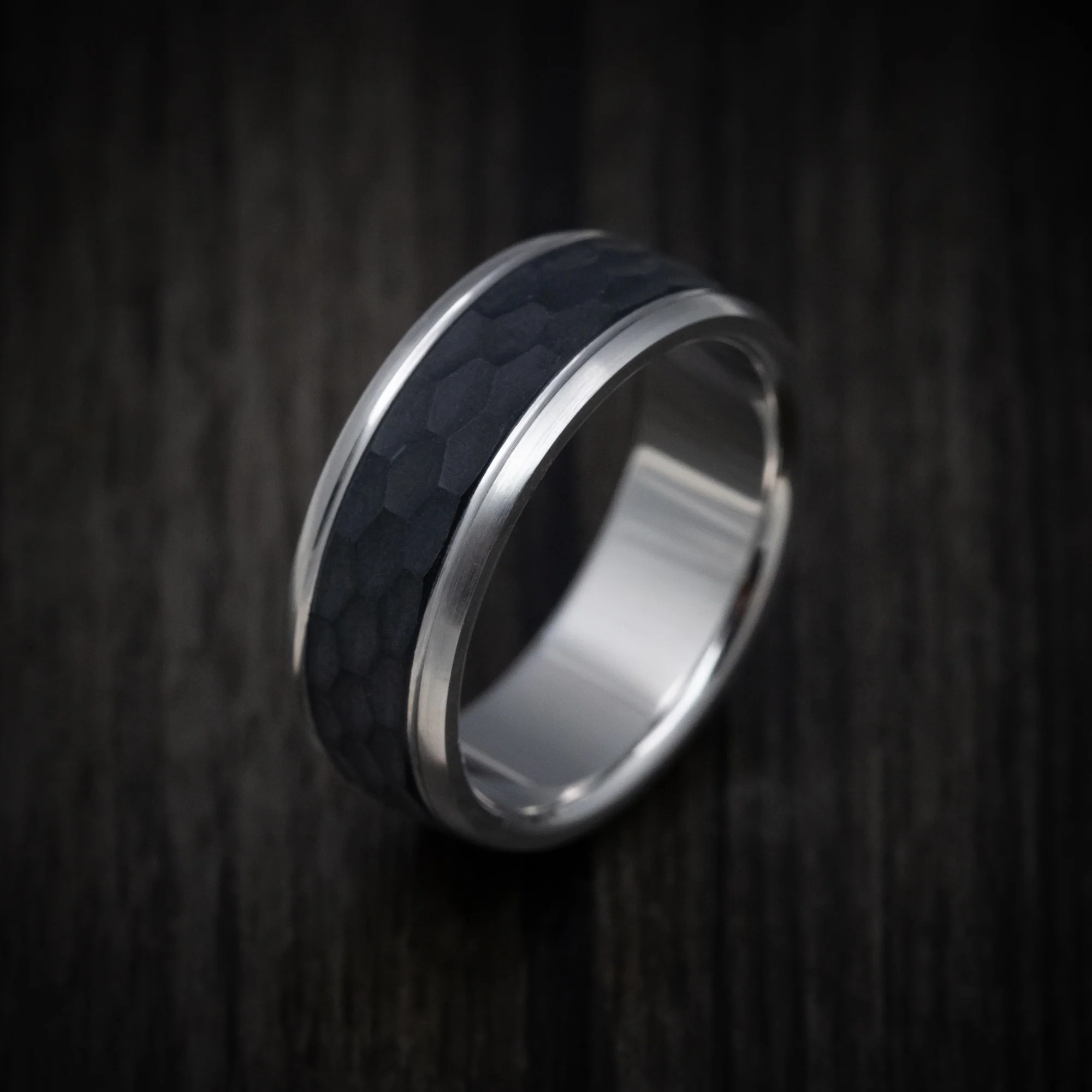 14K Gold and Carbon Fiber Men's Ring with Geometric Pattern - Image 3