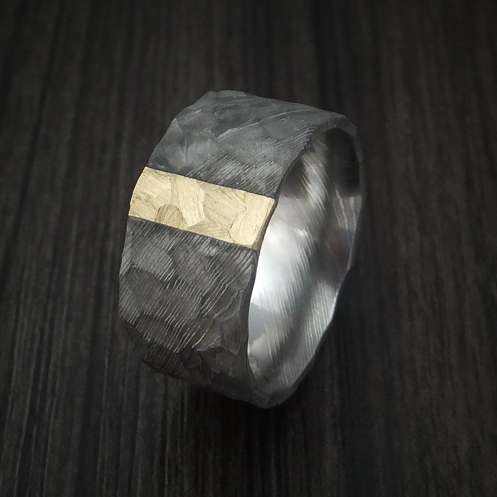 Damascus Steel Wide Men's Ring with Hammer Finish and Vertical 14k Yellow Gold Inlay Custom Made Band - Image 4