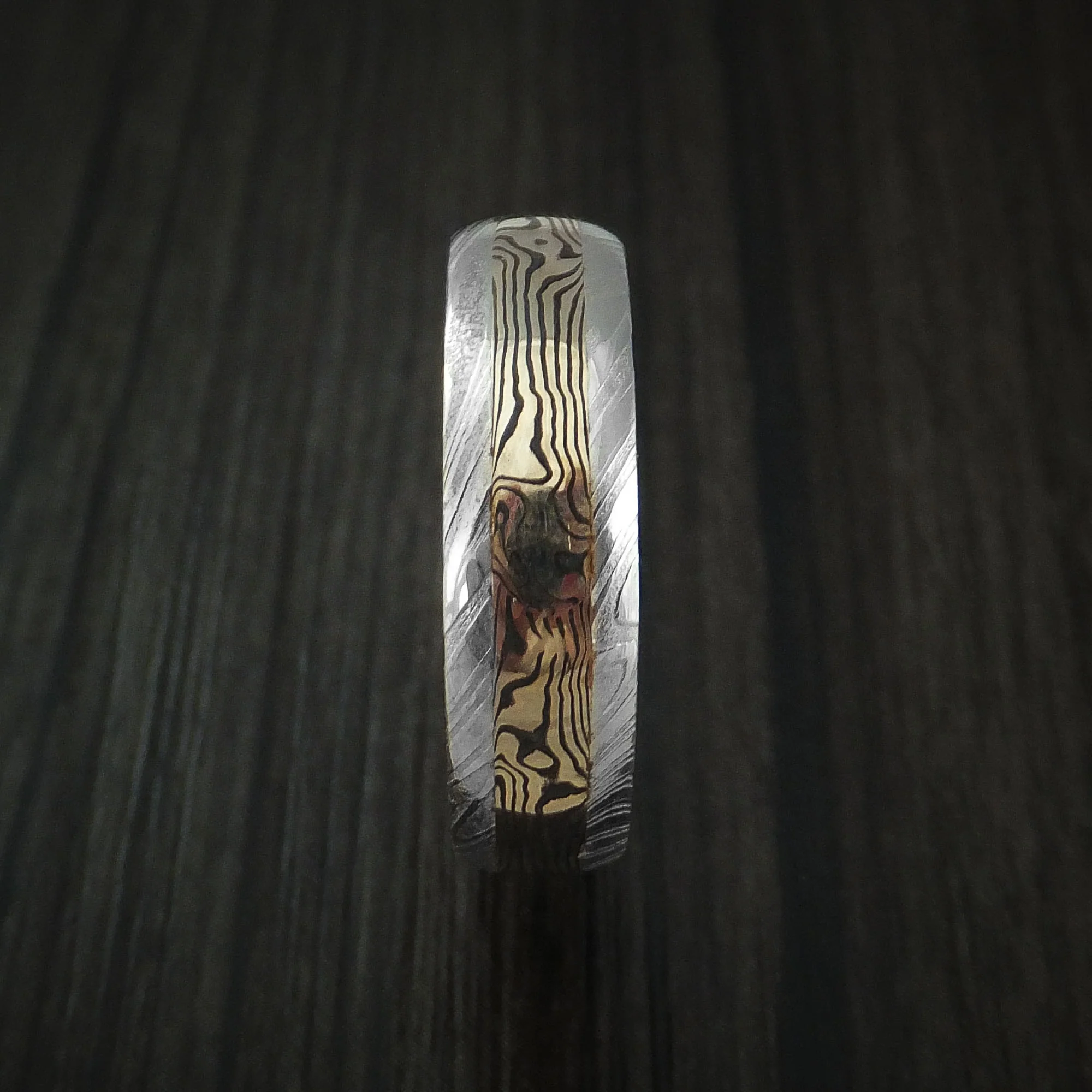 Woodgrain Kuro Damascus Steel and 18K Yellow Gold Mokume Gane Shakudo Inlay Custom Made Men's Band - Image 3