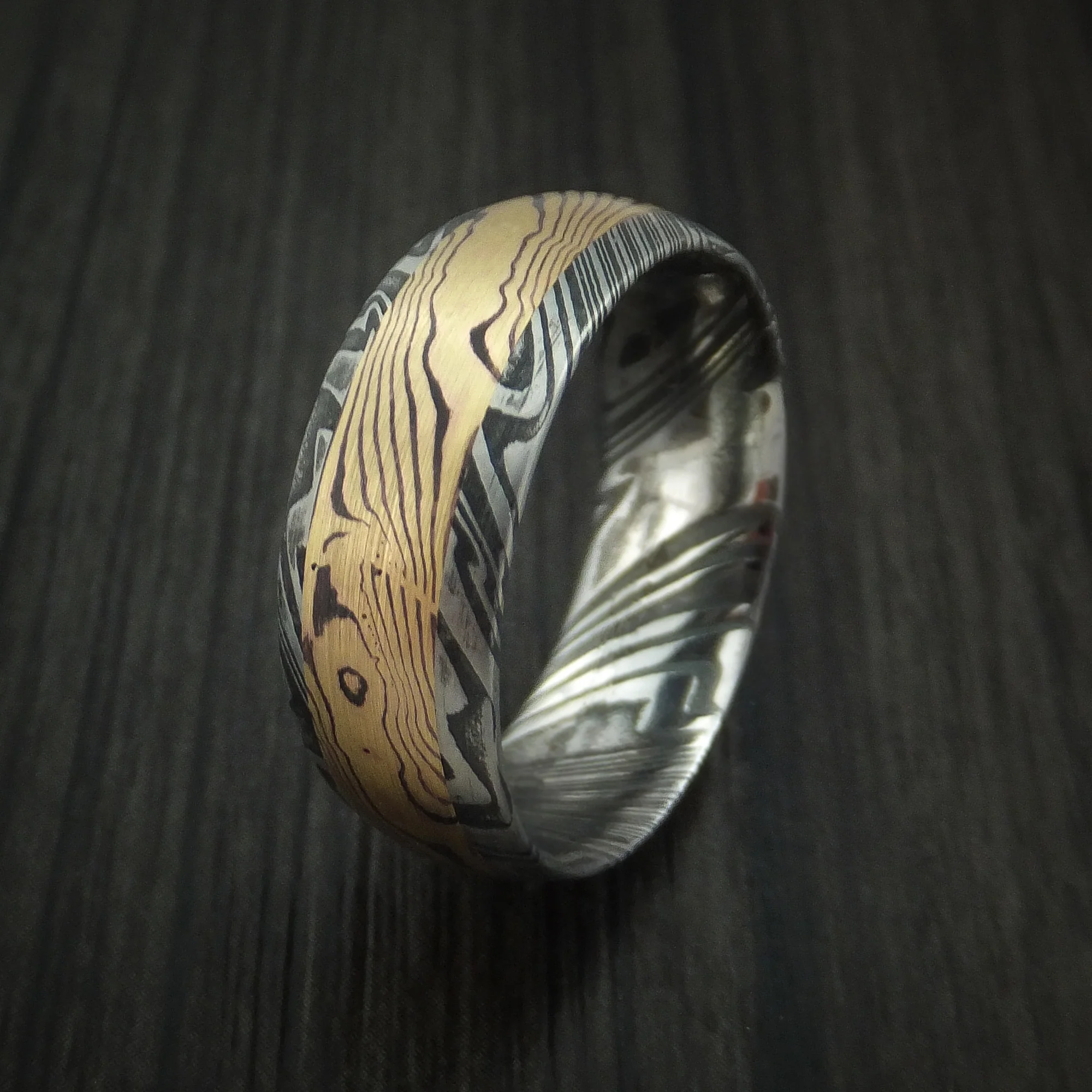 Woodgrain Kuro Damascus Steel and Yellow Gold Mokume Shakudo Gane Inlay Custom Made Men's Band - Image 4
