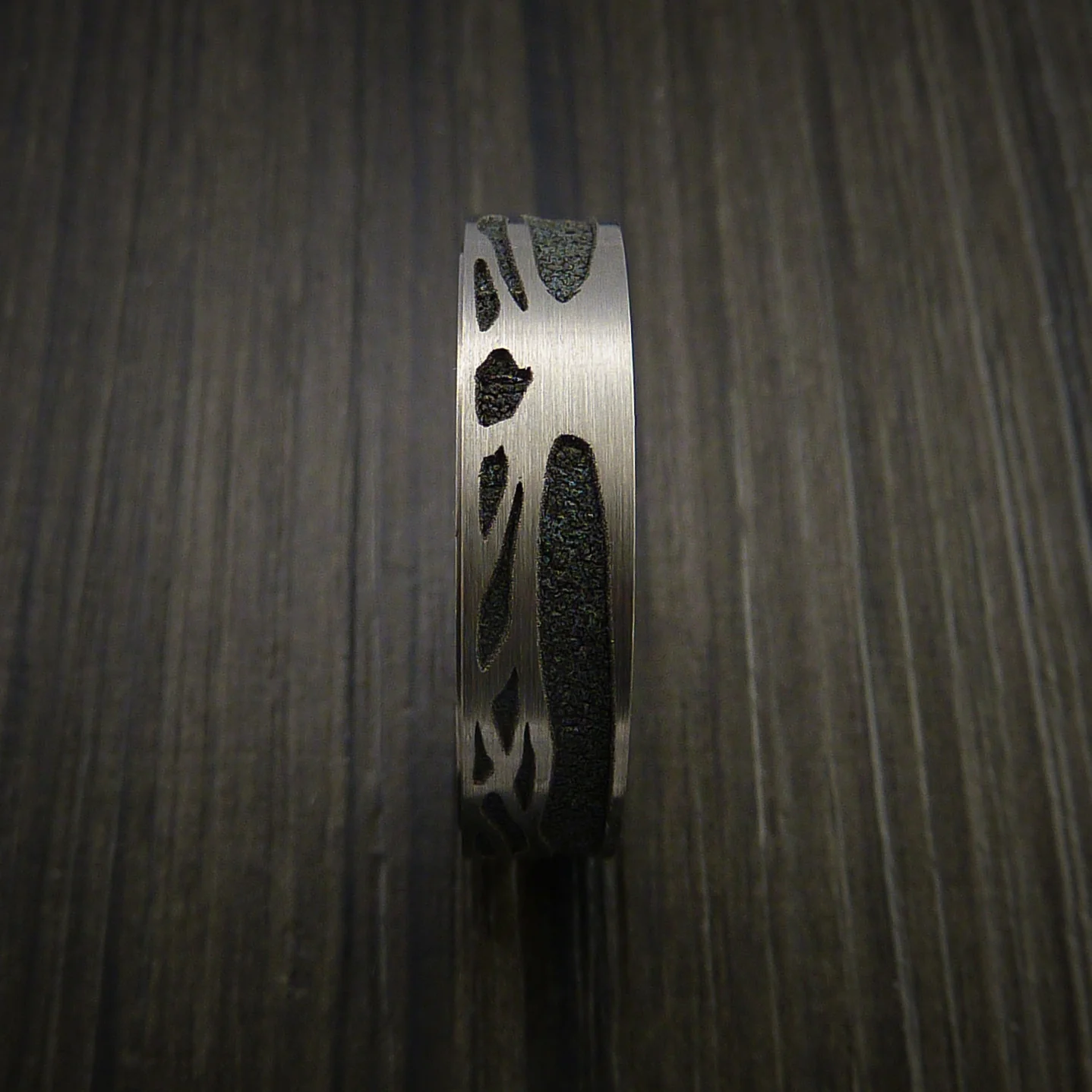 Titanium Spinner Tree Men's Ring with Textured Background - Image 5